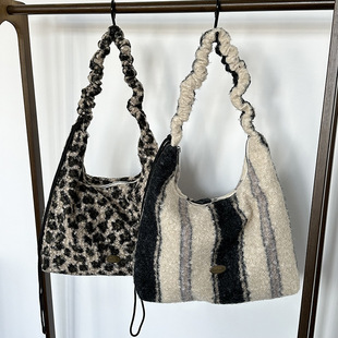 波西米亚复古民族风彩色毛呢单肩斜挎包百搭大容量上课通勤包包