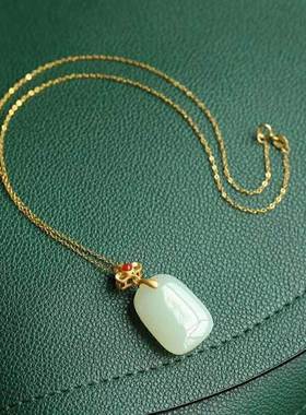 圆润饱满和田玉无事牌吊坠镀金色点缀南红如意扣简约大气项链饰品