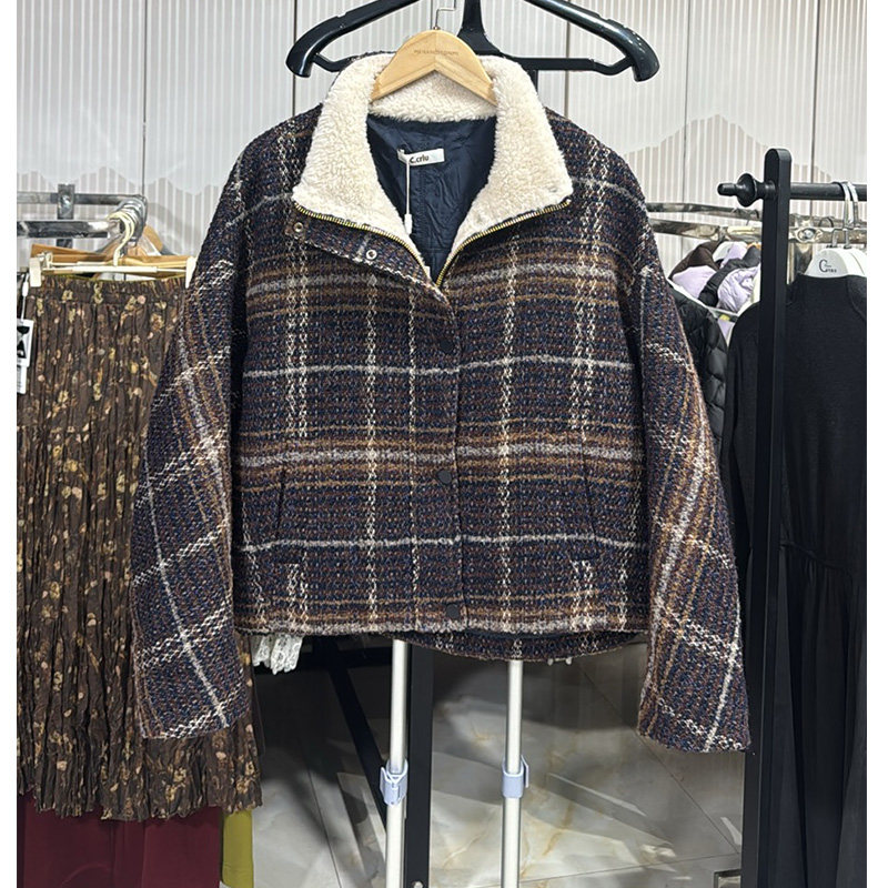 可路莎复古格纹女轻薄保暖羽绒服