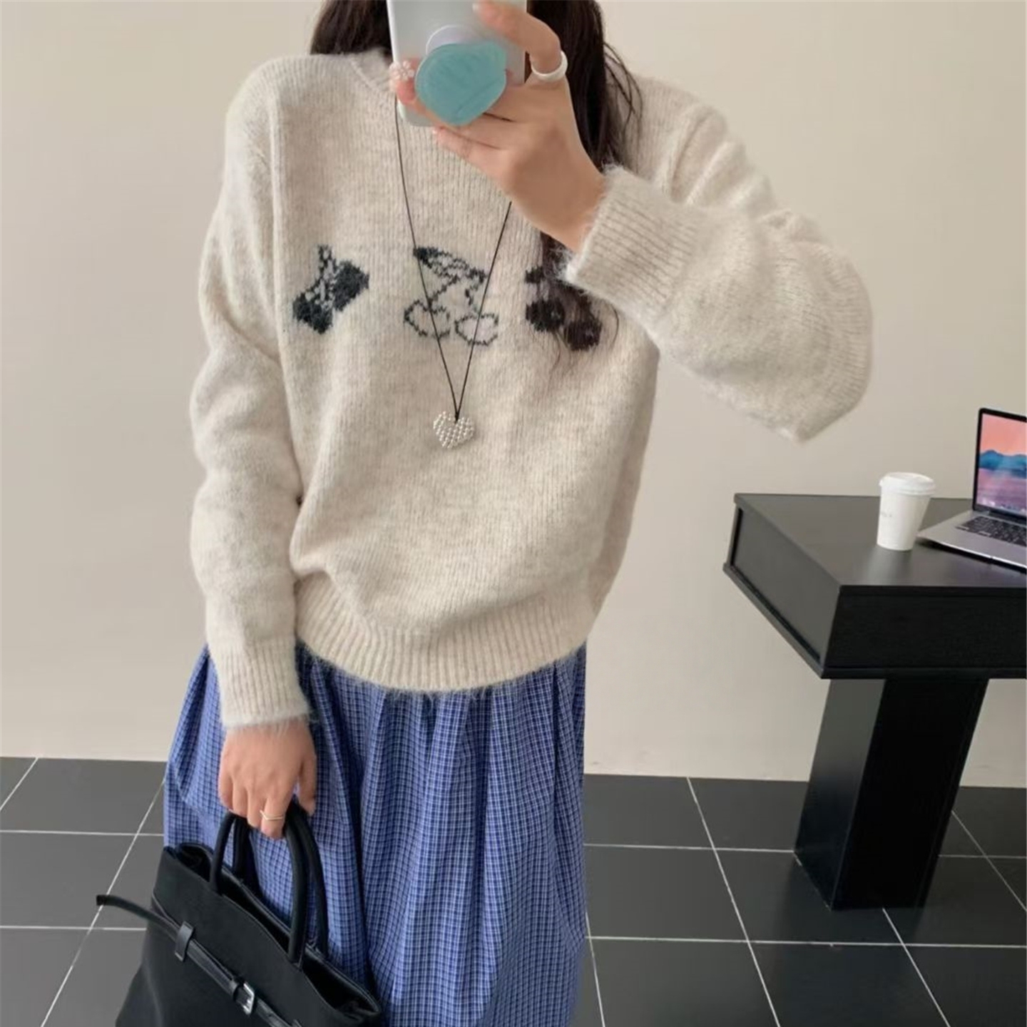 秋冬新款殷桃针织套头圆领韩系内搭上衣女2025针织衫百搭宽松毛衣