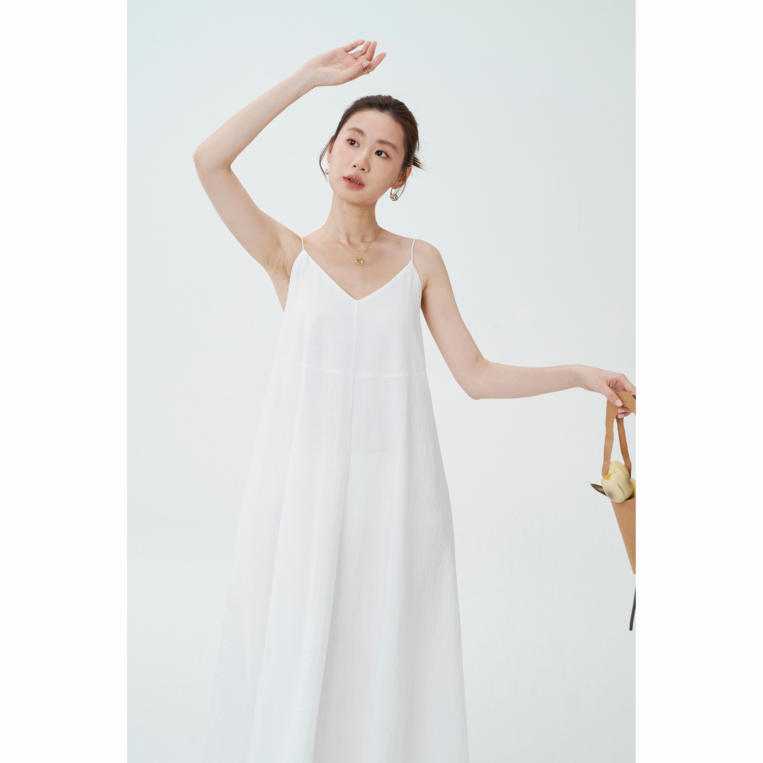 设计感宽松V领白色吊带连衣裙女夏季细肩带大裙摆度假风露背长裙