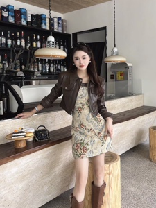 柏多伊俪 时尚辣妹小吊带碎花连衣裙+咖色短款皮衣外套两件套女秋