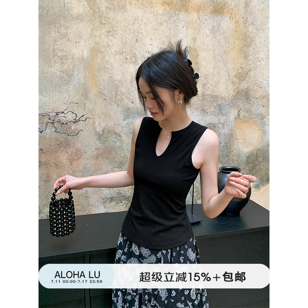 鹿见喜 黑色开叉领针织背心女夏2025新款设计感修身简约吊带上衣