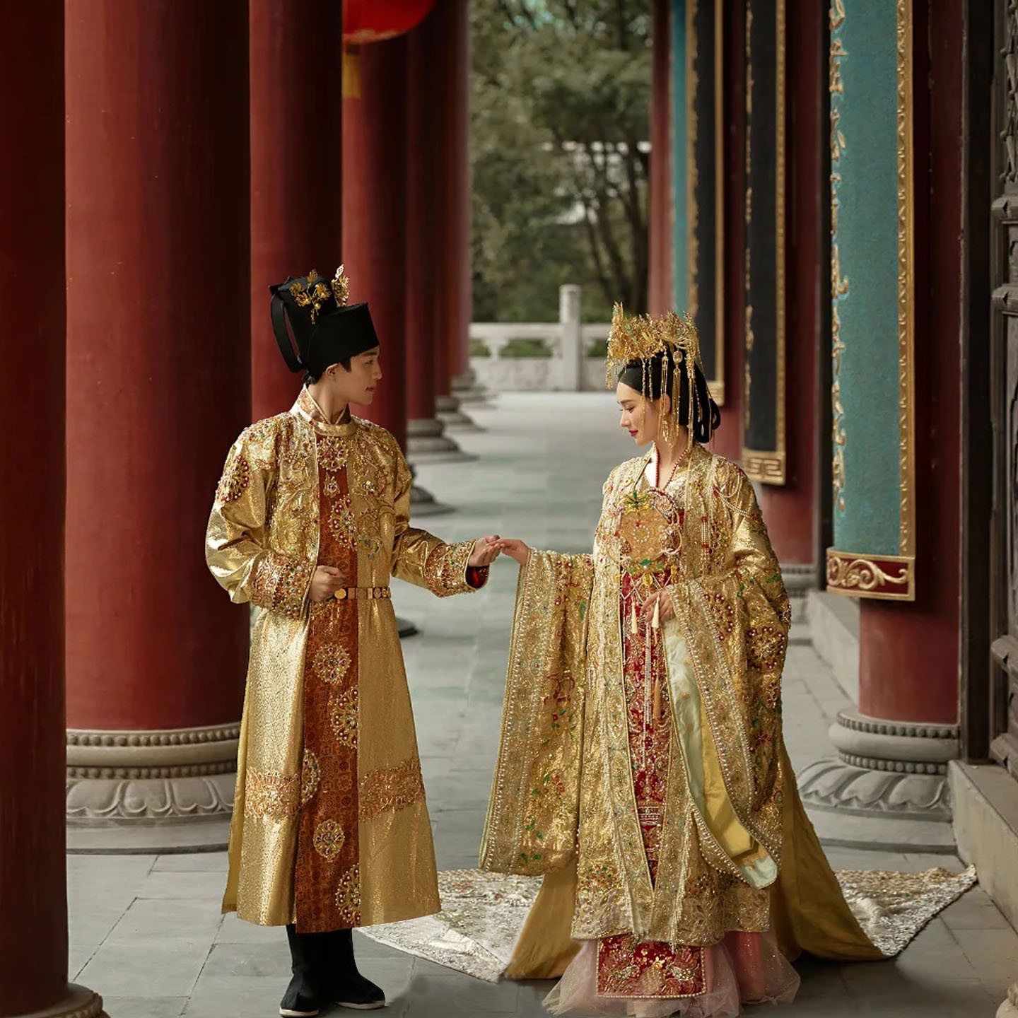 金色情侣迎亲大拖尾汉服出租