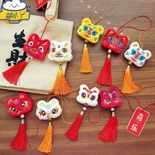 中国风毛绒醒狮流苏挂件开运生肖小玩偶送福虎狮喜庆公仔车载挂饰