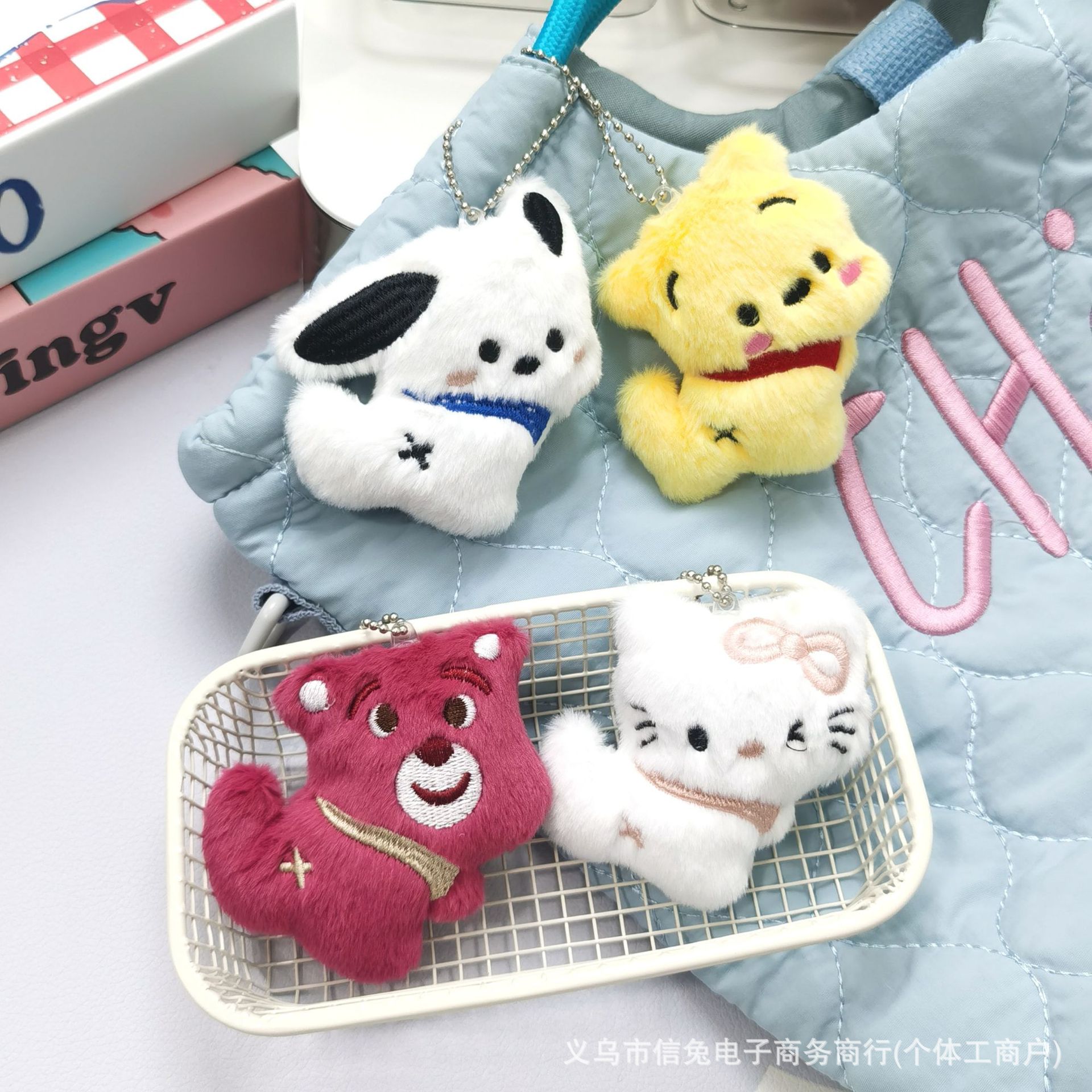 卡通草莓熊帕恰狗毛绒挂件可爱KT猫钥匙扣包包挂饰扭屁股玩偶胸针