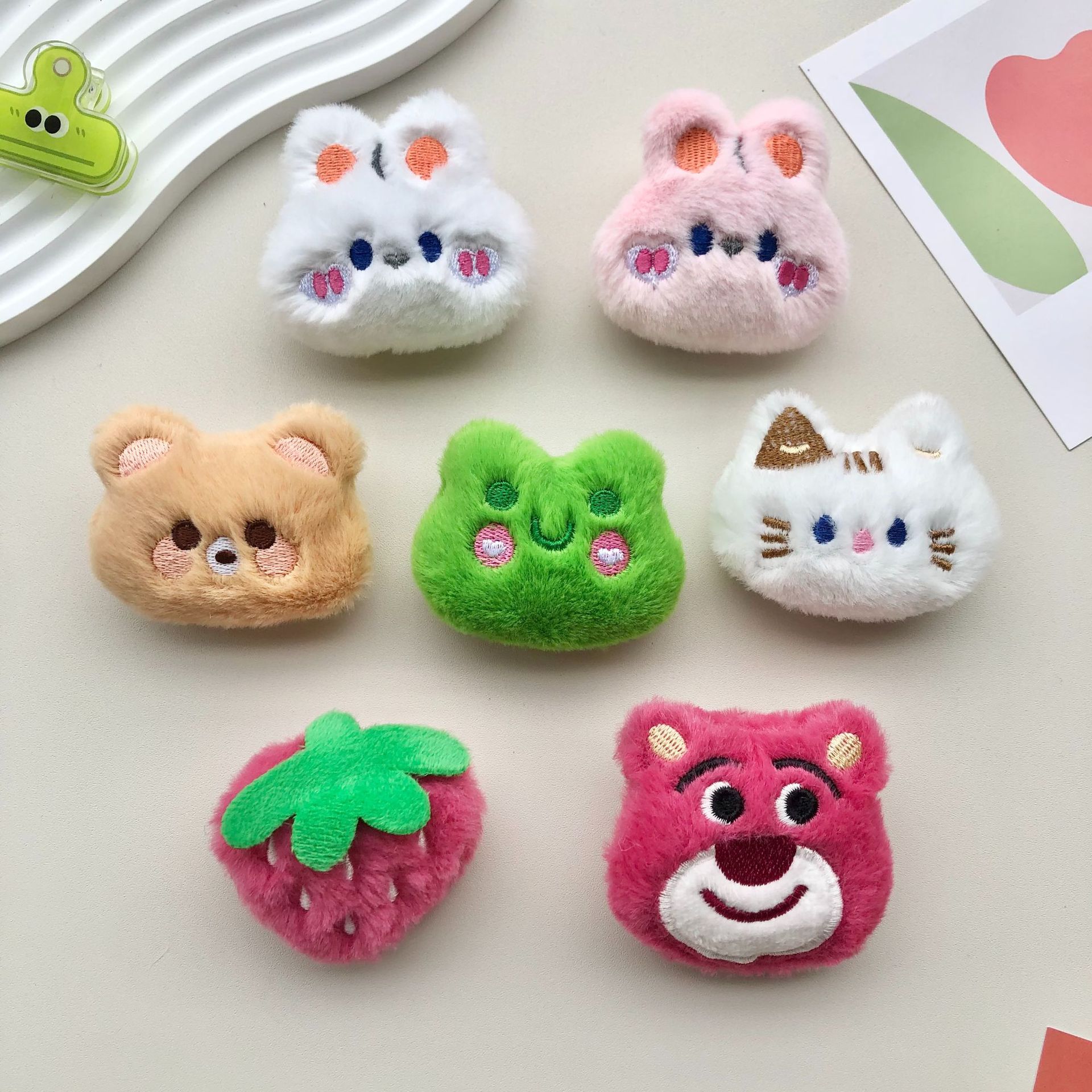 毛绒草莓熊兔子青蛙公仔胸针日系猫咪装饰玩偶学生包包小挂件配饰
