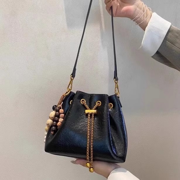 小众包包女时尚休闲水桶包抽绳云朵包百搭女士包腋下包斜挎包7328