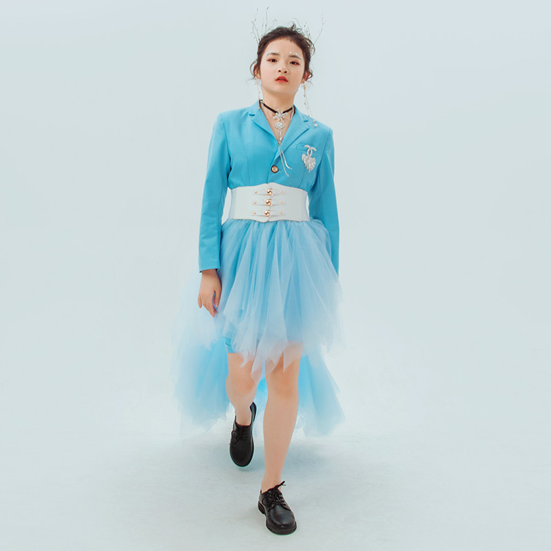 薇设计高端模特走秀赛天蓝色礼服