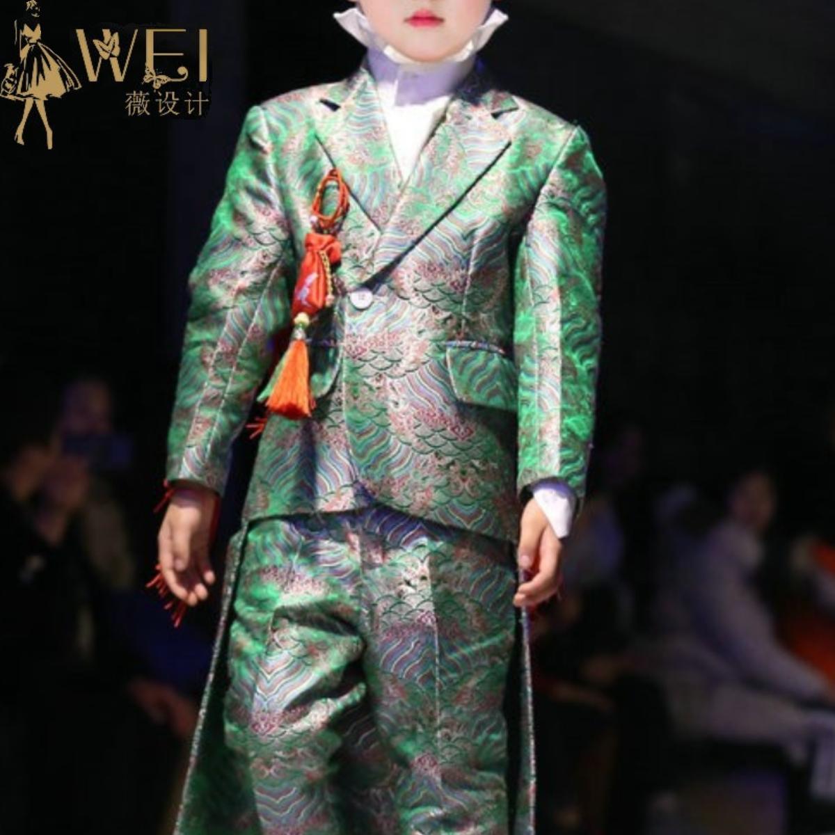 薇设计新款时装周礼服t台走秀