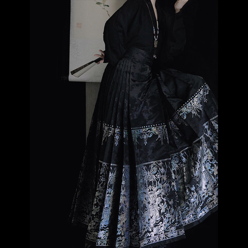 醉雨朵2025春夏螺钿马面裙幻彩