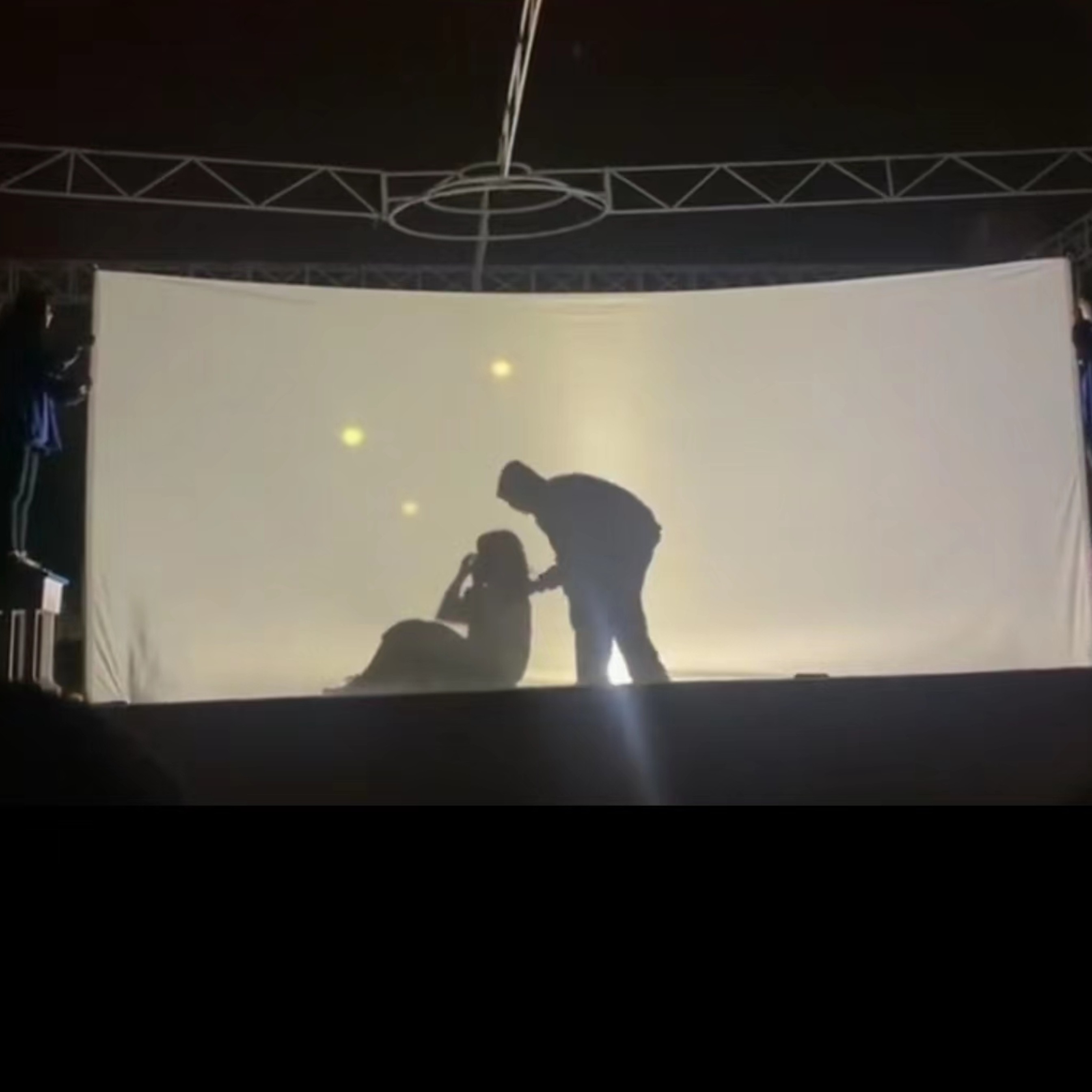 影子舞白布皮影戏舞台投影人影手影手电筒秀表演幕布摄影背景灯光