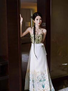 新中式晨拍礼服订婚晨袍女新娘国风马面裙套装高级感婚礼平时可穿