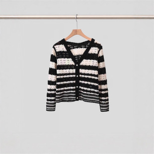 2025春季韩版黑白条纹镂空针织开衫女 V 领单排扣长袖薄款外搭