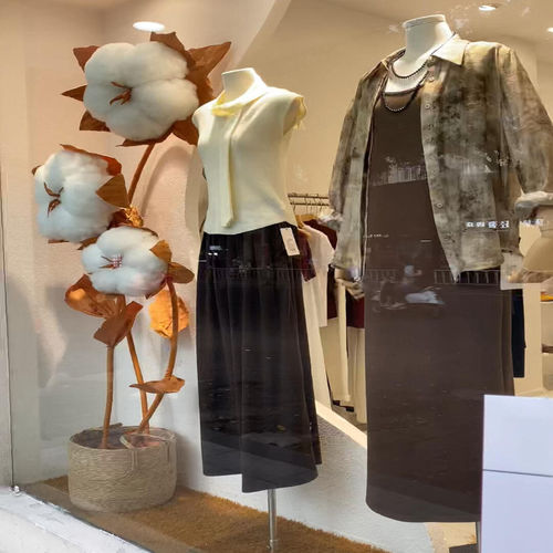 秋日服装店橱窗巨型仿真棉花装饰