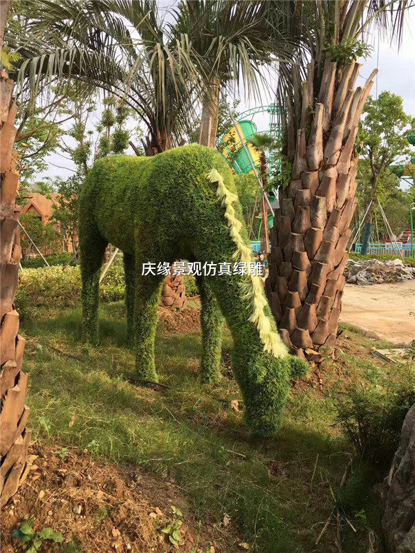 大型广场城市园林绿化庭院草坪 仿真动物绿雕马 雕塑景观园林摆设