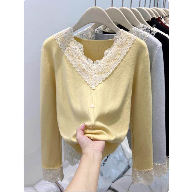 专柜嫩黄色v领蕾丝拼接针织衫女内搭打底秋冬季韩系减龄显白上衣