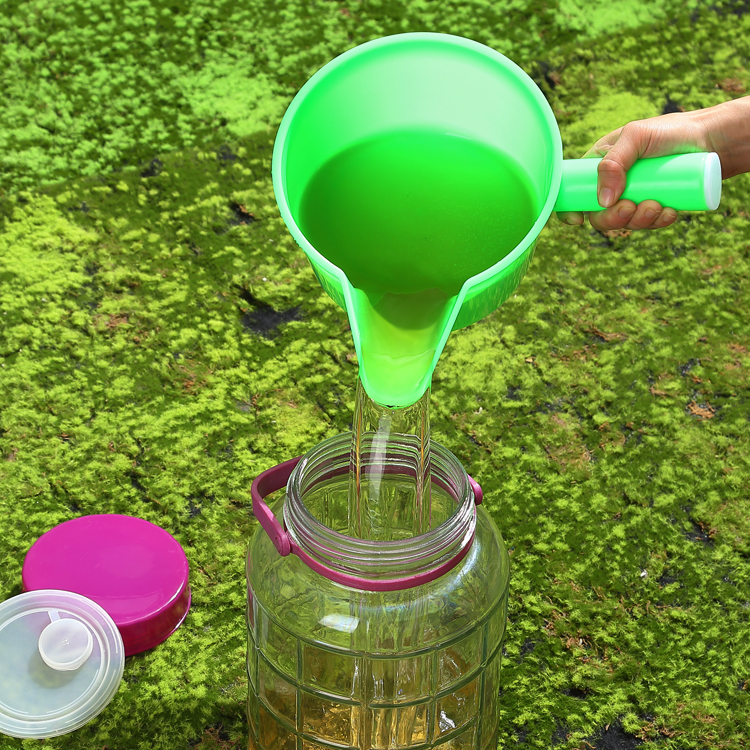 很长的尖嘴加饲料加液体厚