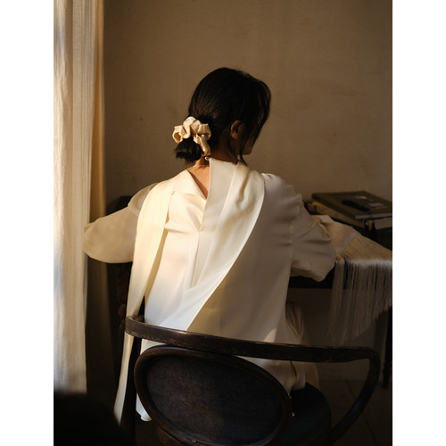 commuse memory『雾岛日记』桑蚕丝斜纹绸气质围巾领珍珠扣衬衣女