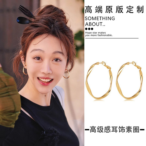 明星姜妍中餐厅同款耳环女圈圈2026新款轻奢高级感夏日素圈耳夹