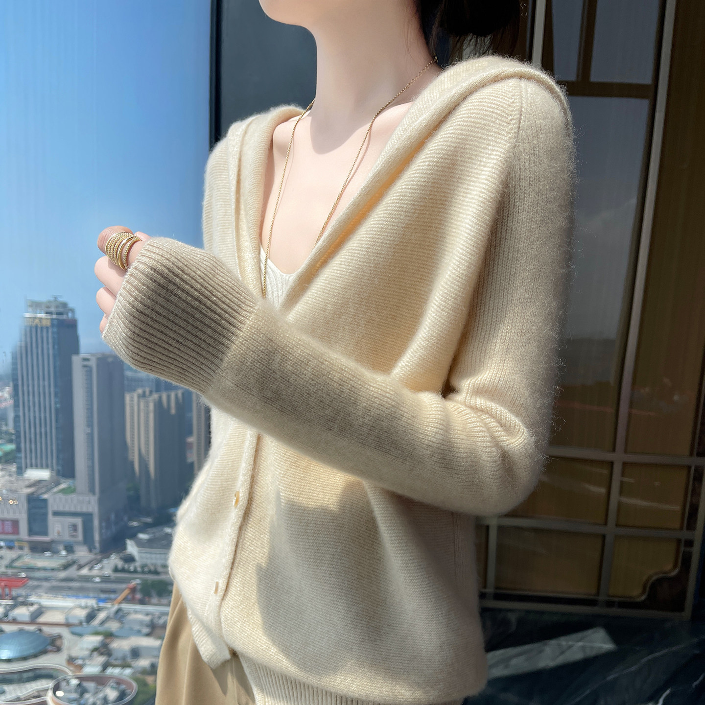 高端洋气连帽山羊绒帽衫女纯色V领宽松显白减龄外套开衫针织毛衣
