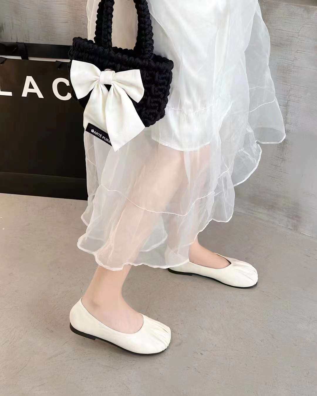 巨日哑光软皮个性鞋头褶皱女鞋2023秋款2420182圆头柔软平底单鞋