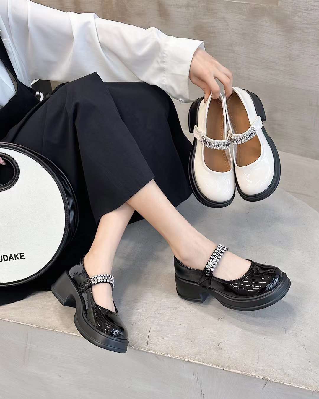 巨日漆皮女鞋2023春季新款2426120方头中跟一字扣带镶钻亮皮单鞋