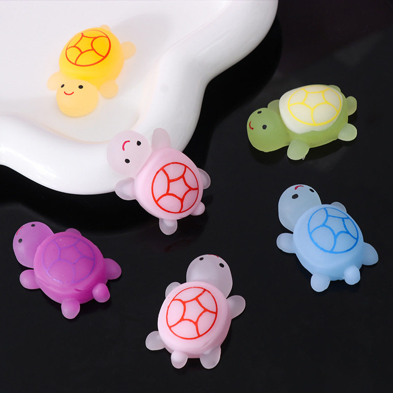 인터넷 유명인 야광 작은 거북이 핀치 앤 스퀴즈 장난감 귀여운 어린이 감압 인공물 시뮬레이션 트릭 핀치 장난감
