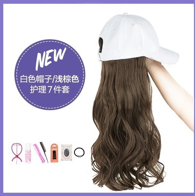 かつらの帽子をかぶっている女性の長い髪と夏の短髪のハンチングヘアファッション