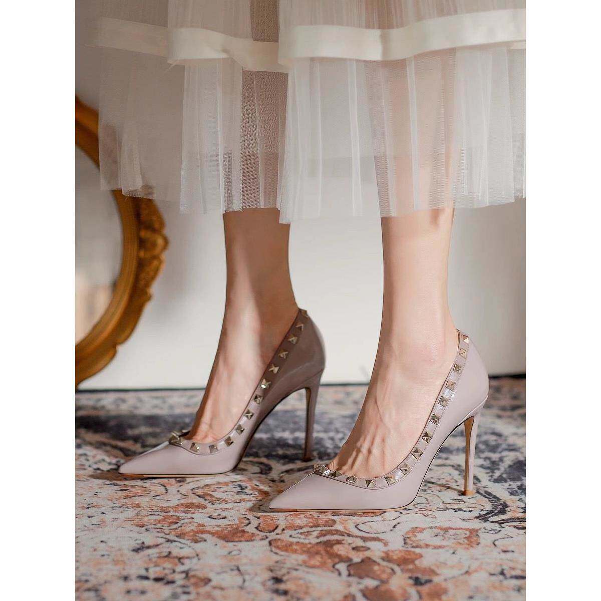 香港铆钉高跟鞋女士细高跟鞋2025春秋季新利基设计优雅尖头裸色鞋