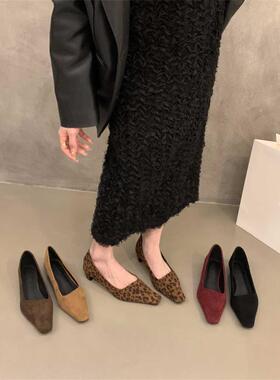 香港粗跟红色绒面单鞋女鞋子2025新款冬季百搭方头浅口通勤晚晚鞋