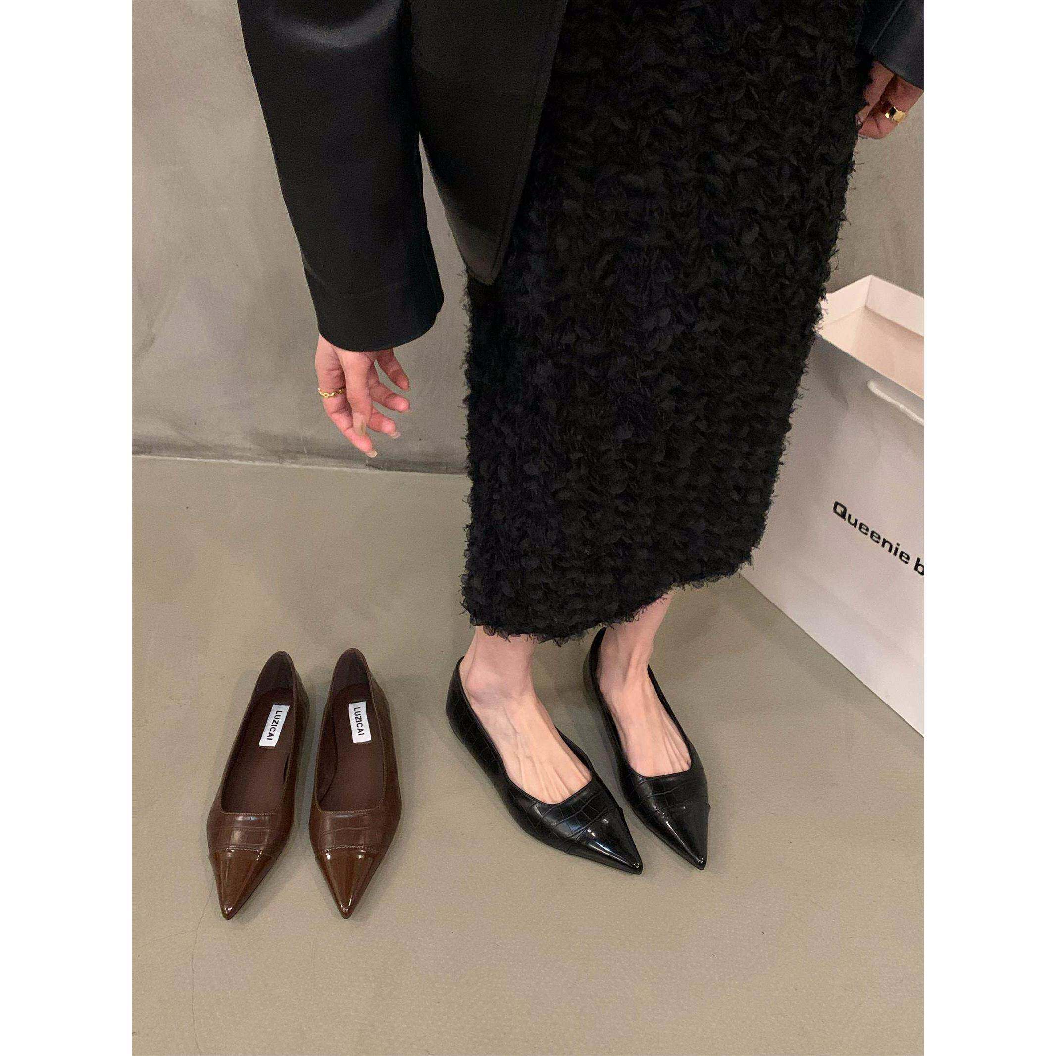 香港拼接平底尖头包鞋女鞋子2025年新款夏季黑色一脚蹬软底通勤鞋