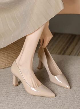 Craes Kally优雅温柔的风格！裸体尖头高跟鞋女性2025年新浅厚跟