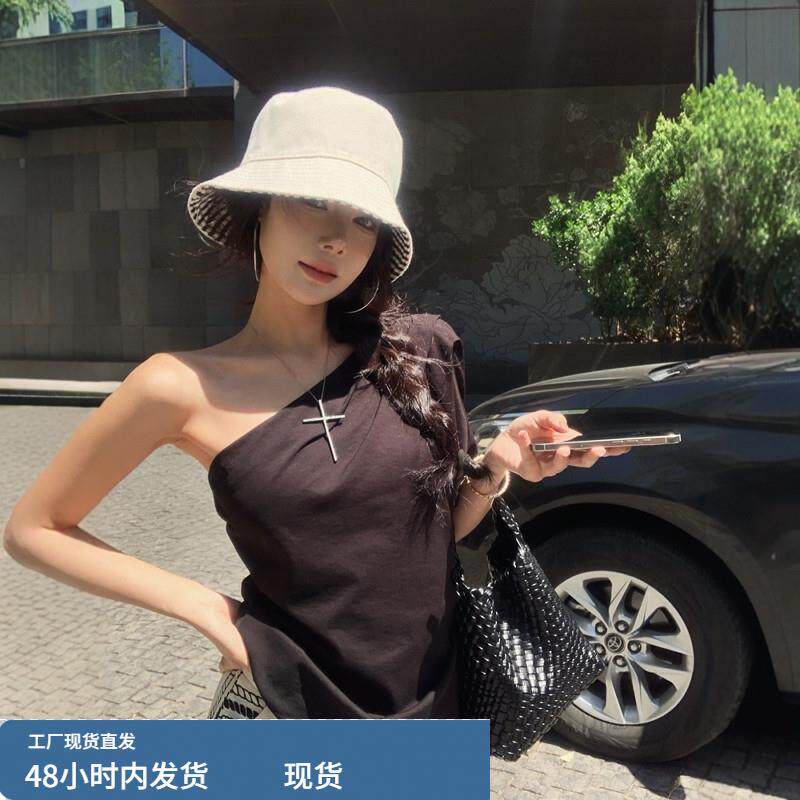 黑色纯欲风不规则露肩T恤女2026春季外穿辣妹斜肩背心单袖小上衣
