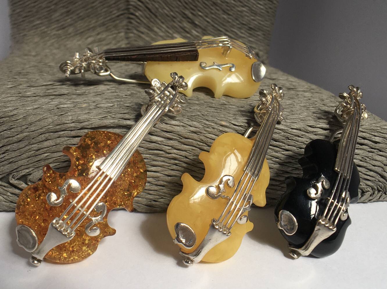 波兰琥珀蜜蜡天然手工制作小提琴个性气质艺术礼物女两用胸针吊坠