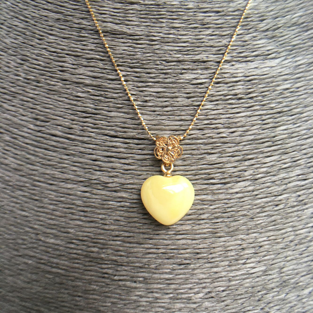 波兰琥珀蜜蜡精致复古经典爱心梅花吊坠百搭气质生日礼物女推荐