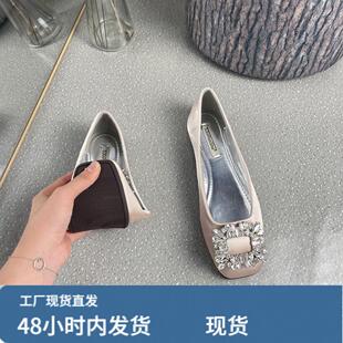 香港平底单鞋女2026新款时尚绸面软底奶奶鞋方头水钻浅口低跟瓢鞋
