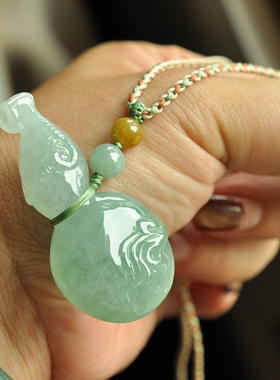 缅甸A货翡翠葫芦吊坠晴绿满色