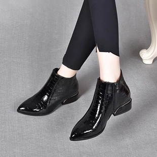 漆皮小短靴2025新款平底尖头春秋单靴软底冬季加绒及踝靴低跟女鞋