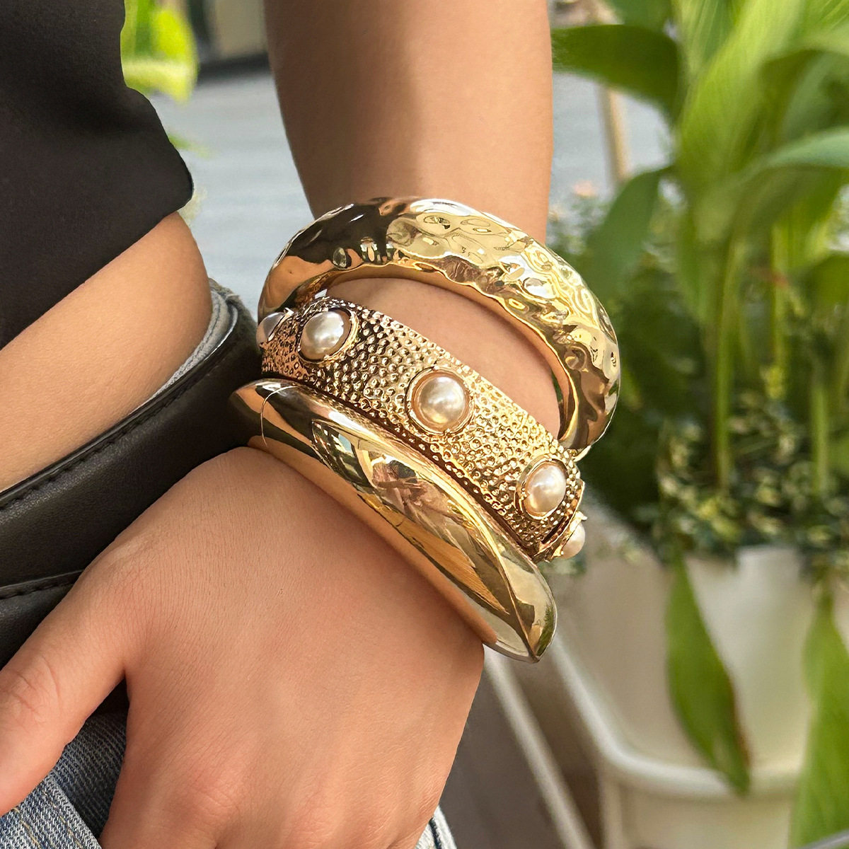 精美饰品包邮 时尚感褶皱凹点珍珠手镯 轻奢风金属感Bracelet宽面