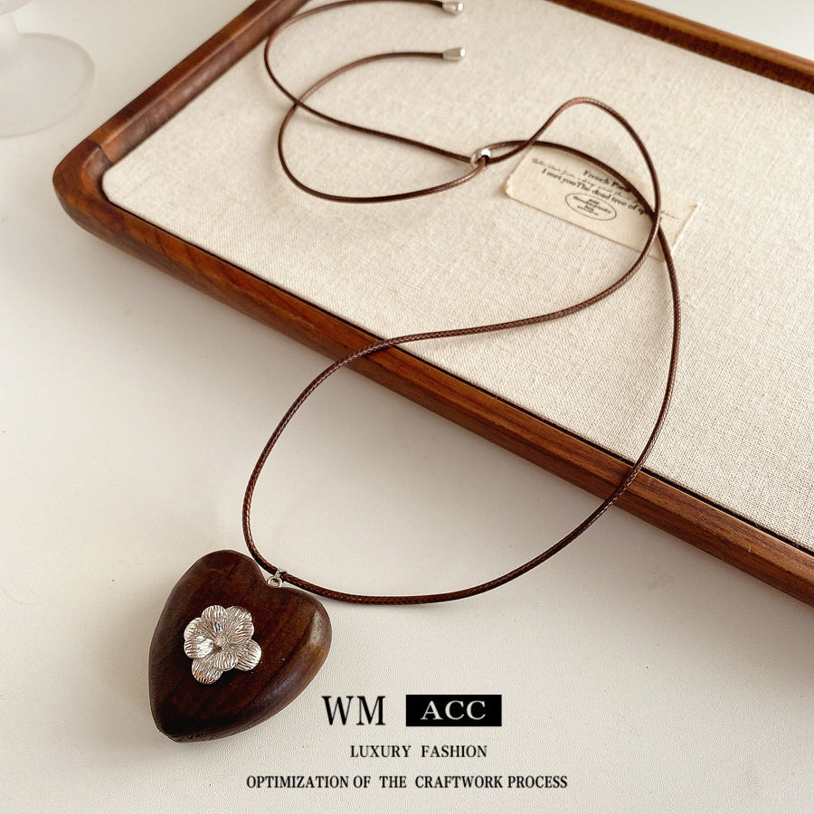 皮革木头爱心花朵吊坠项链复古民族风毛衣链设计感小众百搭饰品女