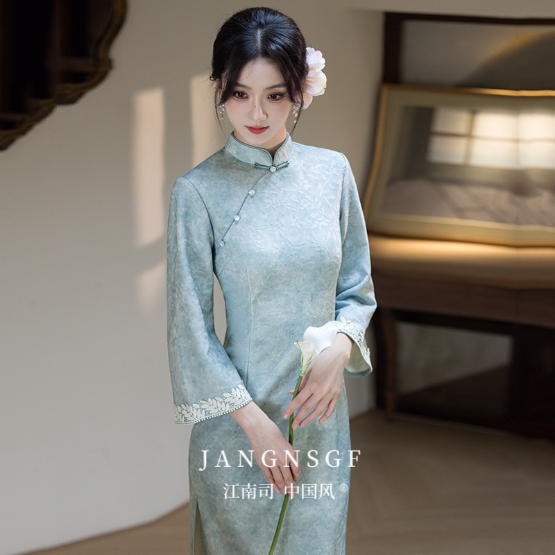 江南司造蓝色倒大袖旗袍