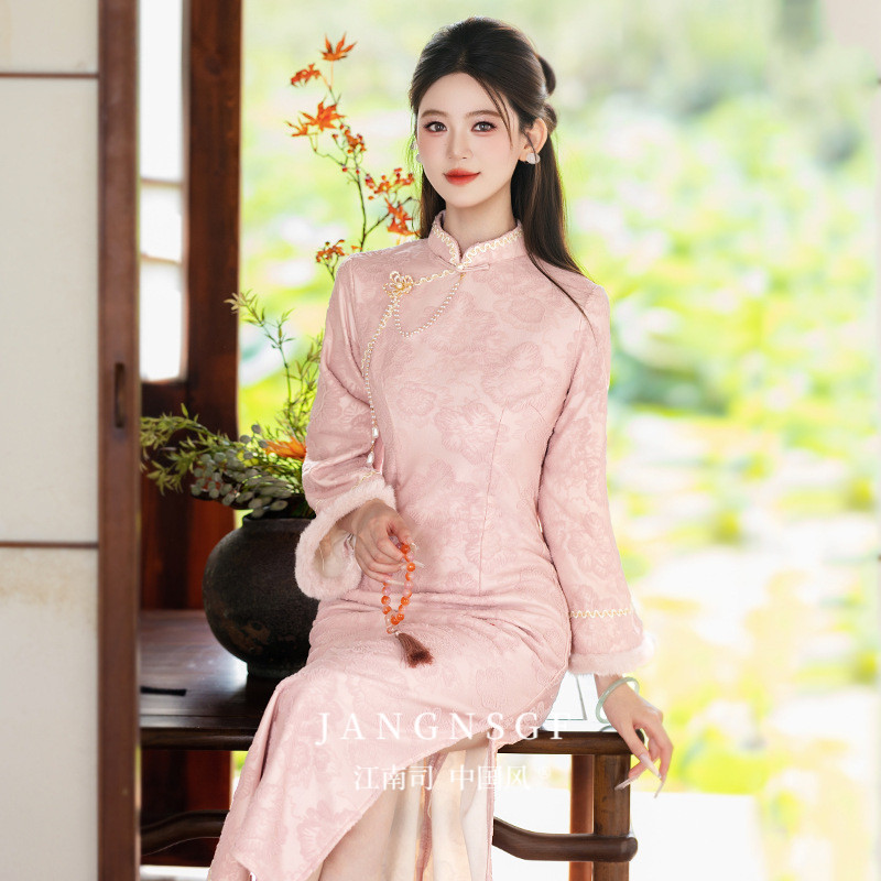 江南司造丨旗袍新中式粉色新娘订婚改良版2025冬季新款加绒保暖