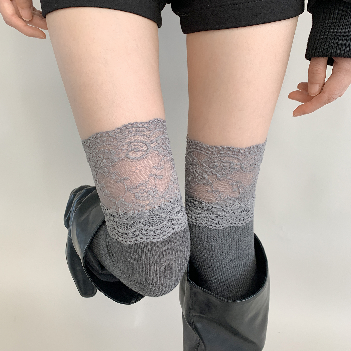 夜间教习室蕾丝过膝袜女秋冬日系jk灰色竖纹拼接性感长筒袜配靴子