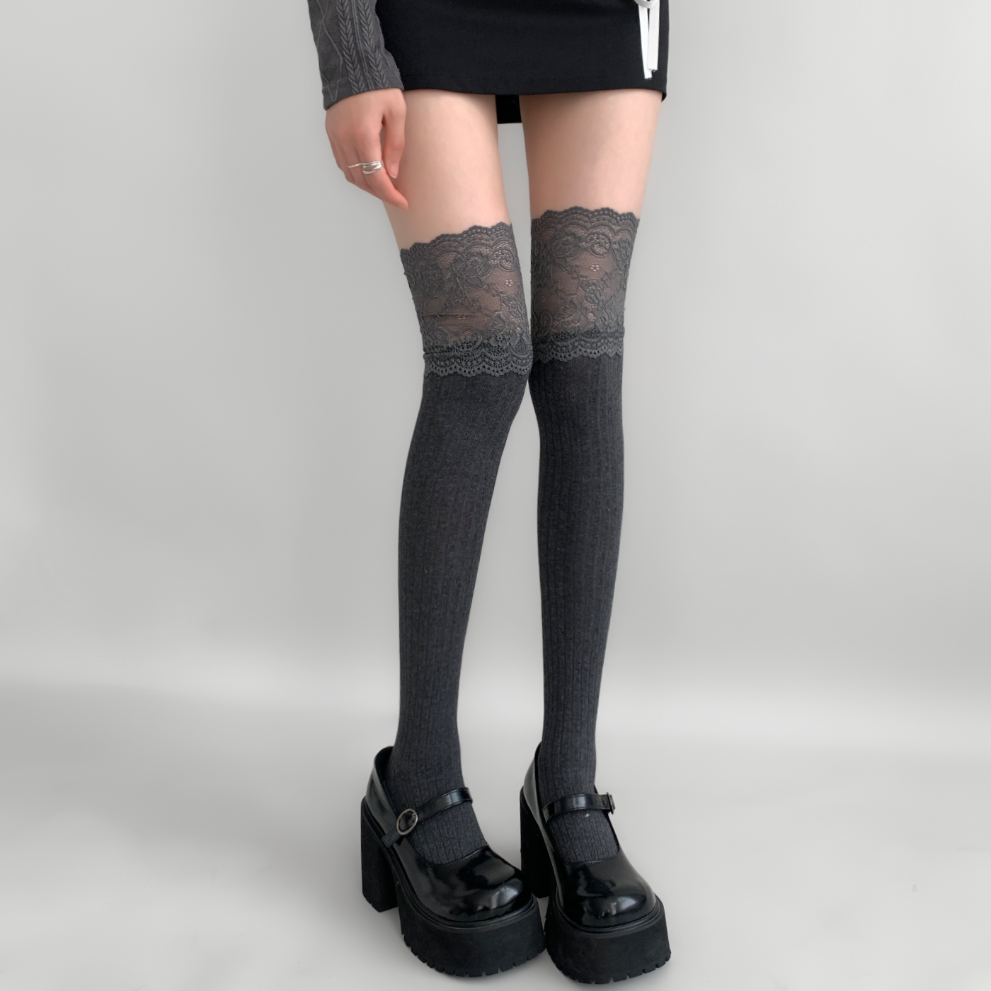 夜间教习室花边蕾丝过膝袜女秋冬灰色拼接长筒袜配靴子可爱lolita