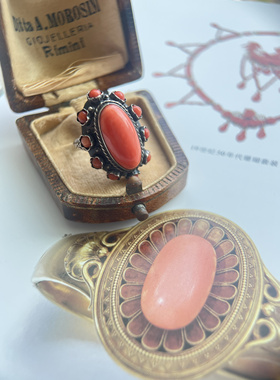 有一定年代的一枚古董海鲜戒指，戒面无暇戒臂有漂亮的雕花，圈15