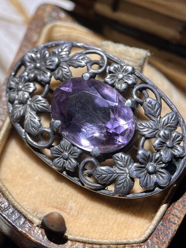 新艺术时期古董紫水晶镂空雕花纯银胸针尺寸3.5*2.3cm重9.7克