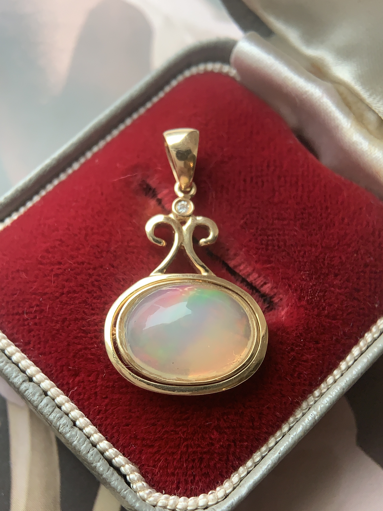 伦敦买回18k金镶老欧泊天然钻石吊坠op3.44d0.013尺寸2.5*1.5重3g