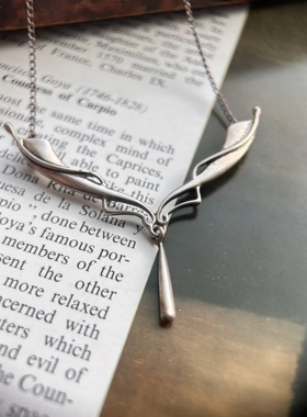 英国纯银项链一体链具备流动感和艺术感的线条，长约45cm重5.6克