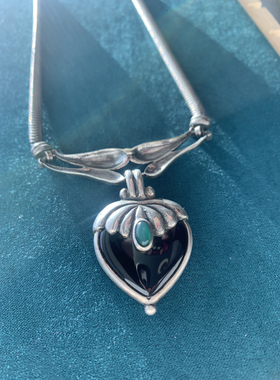 古董项链，神秘黑桃心中点缀着一颗绿色宝石，吊坠可拆卸，重42克